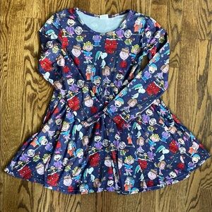 Cute Peanuts gang Christmas themed dress size 8-9. Excellent, like new condition